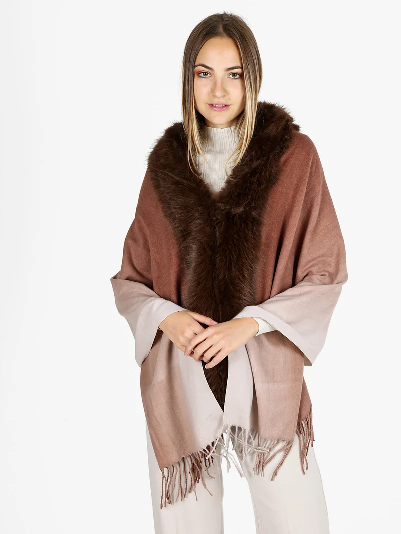Mantella donna con scollo in ecopelliccia e frange - marrone