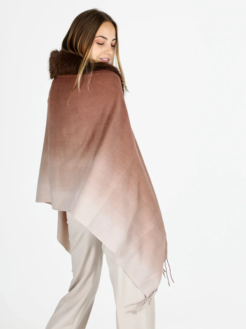Mantella donna con scollo in ecopelliccia e frange - marrone