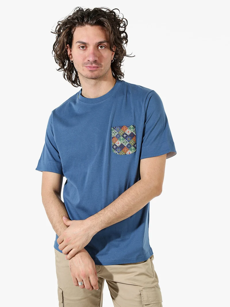T-shirt girocollo da uomo in cotone con taschino decorato - blu