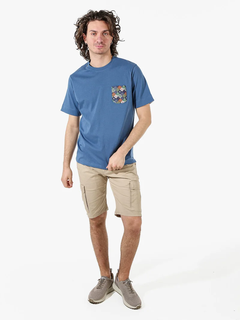 T-shirt girocollo da uomo in cotone con taschino decorato - blu