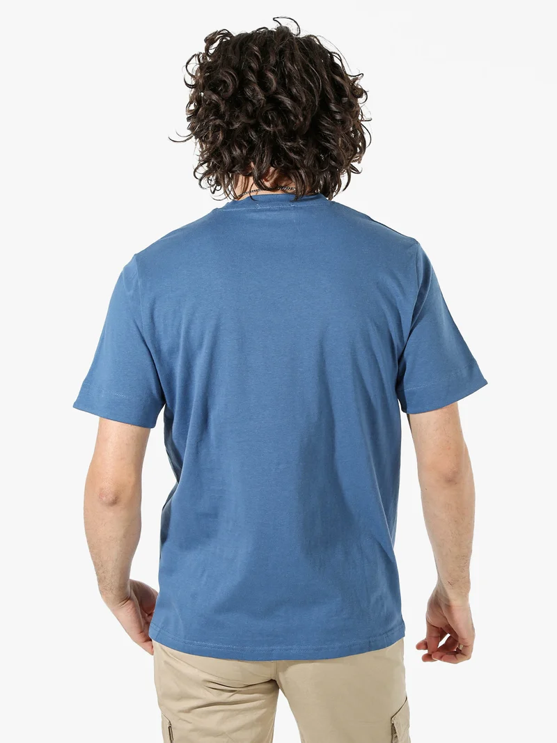 T-shirt girocollo da uomo in cotone con taschino decorato - blu