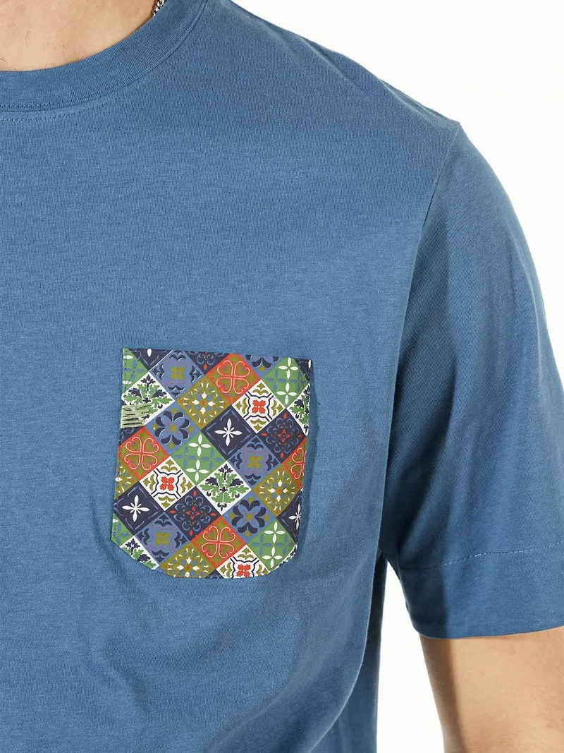 T-shirt girocollo da uomo in cotone con taschino decorato - blu