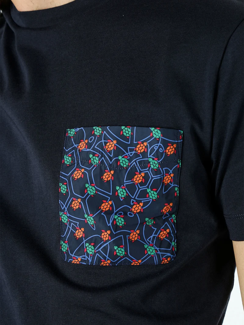 T-shirt girocollo da uomo in cotone con taschino - blu scuro