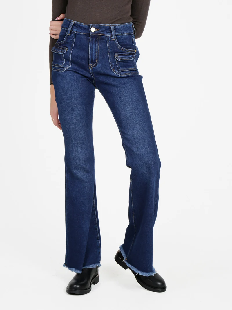 Jeans donna con tasche in vita e finale a zampa sfrangiato - jeans