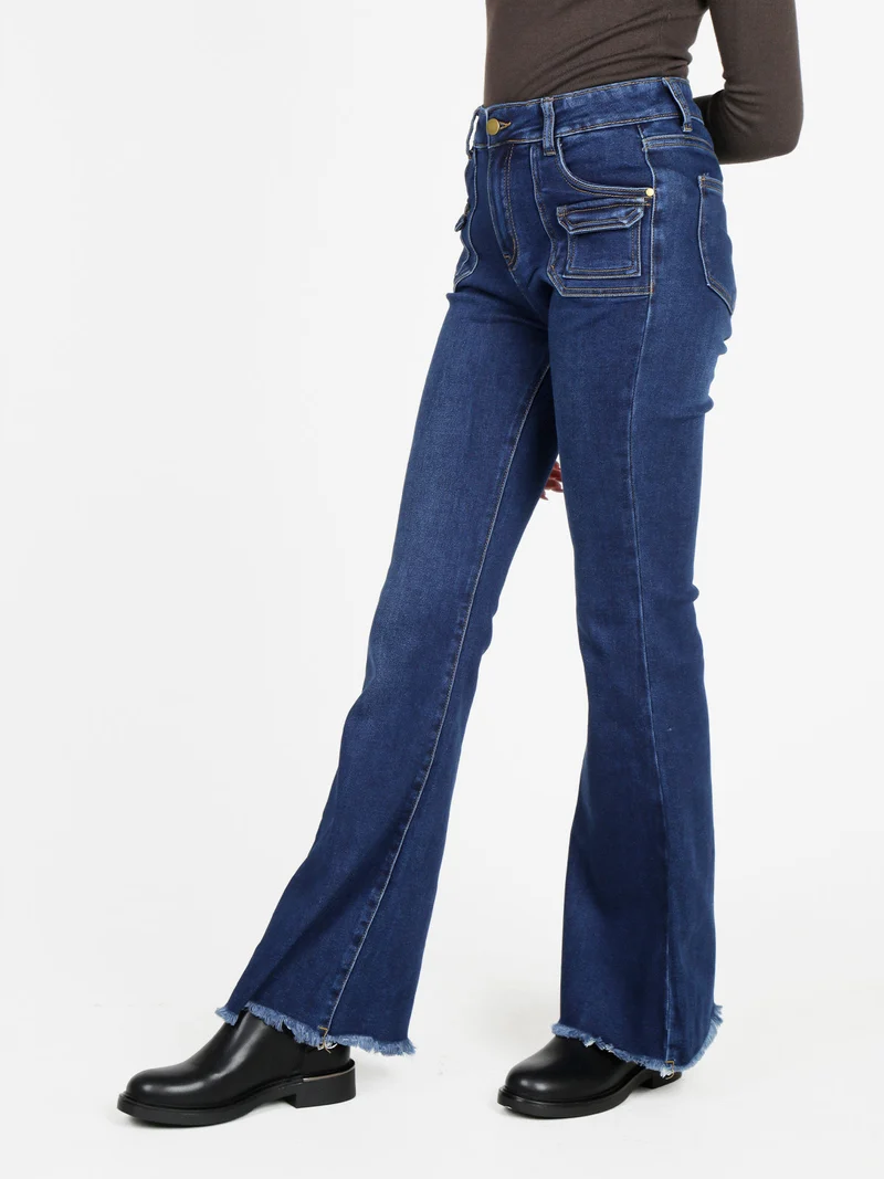 Jeans donna con tasche in vita e finale a zampa sfrangiato - jeans