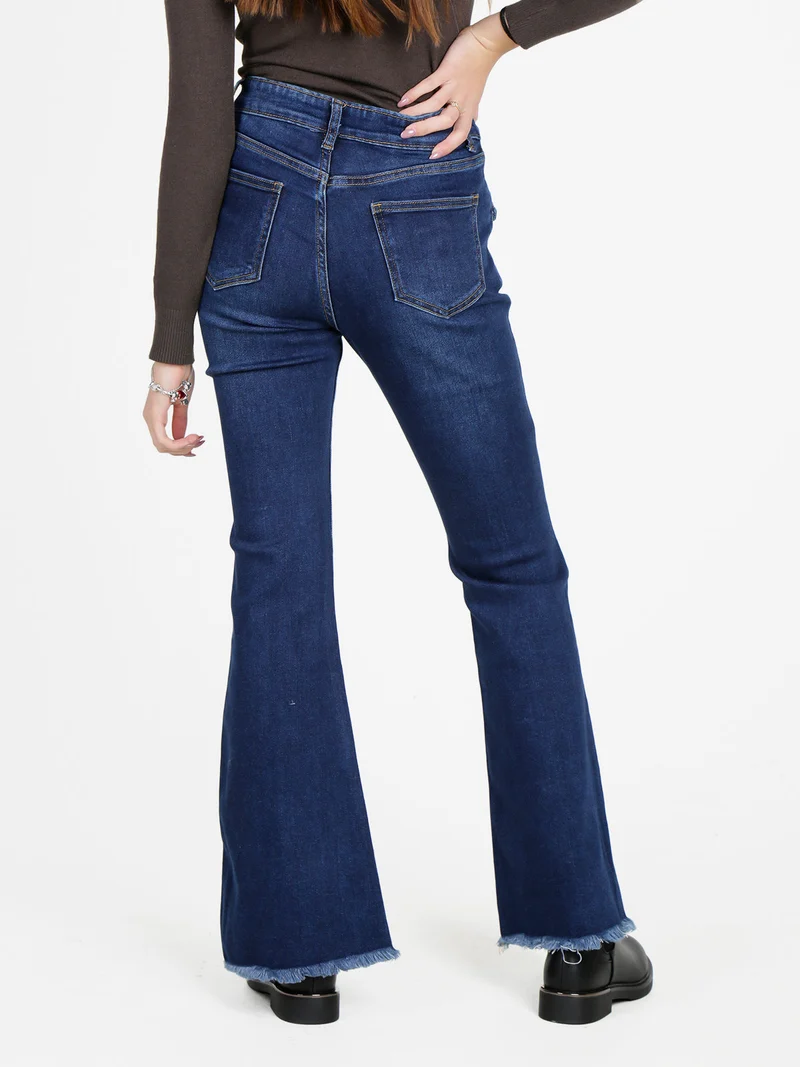 Jeans donna con tasche in vita e finale a zampa sfrangiato - jeans