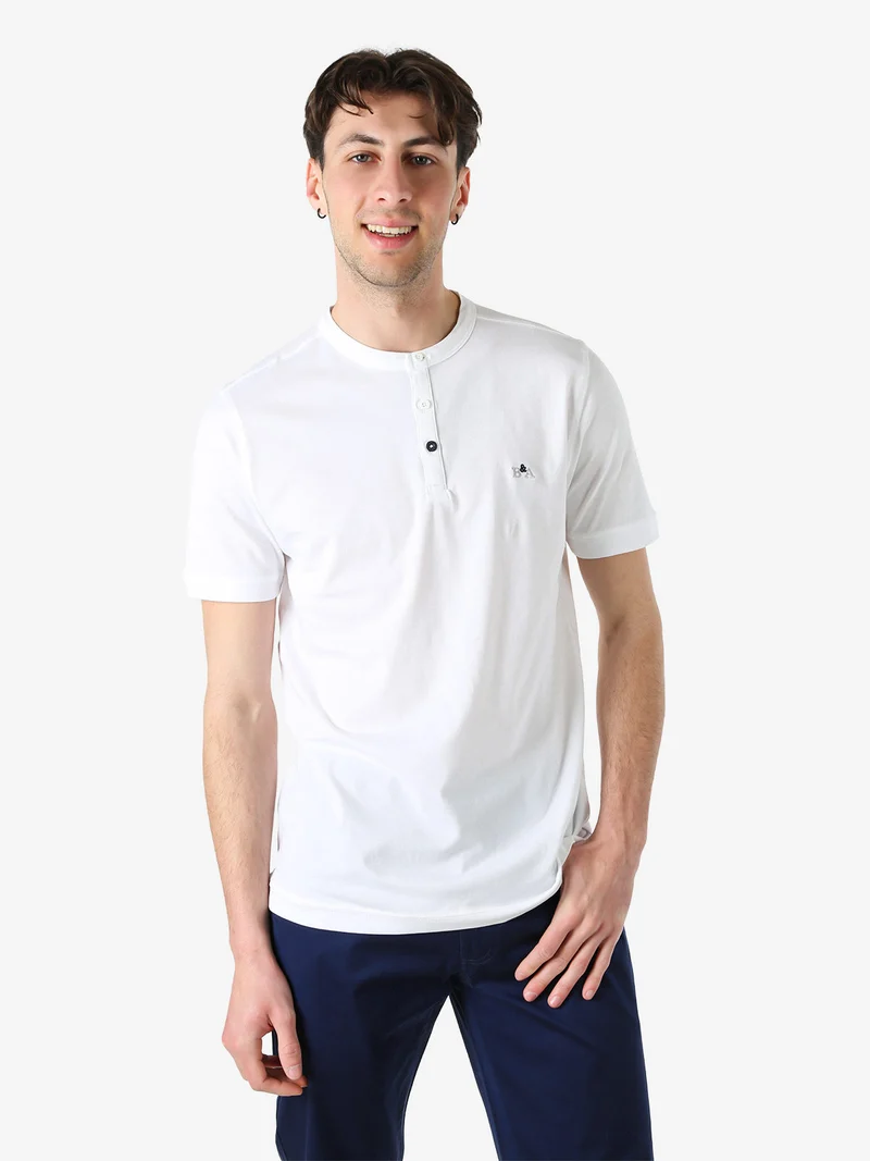 T-shirt da uomo in cotone con bottoncini sullo scollo - bianco