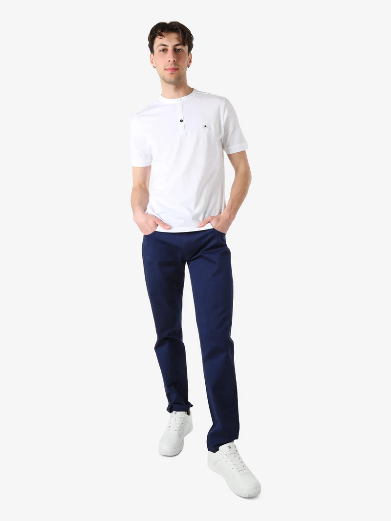 T-shirt da uomo in cotone con bottoncini sullo scollo - bianco