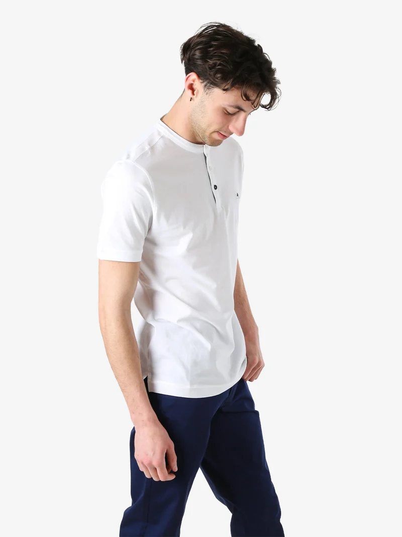 T-shirt da uomo in cotone con bottoncini sullo scollo - bianco