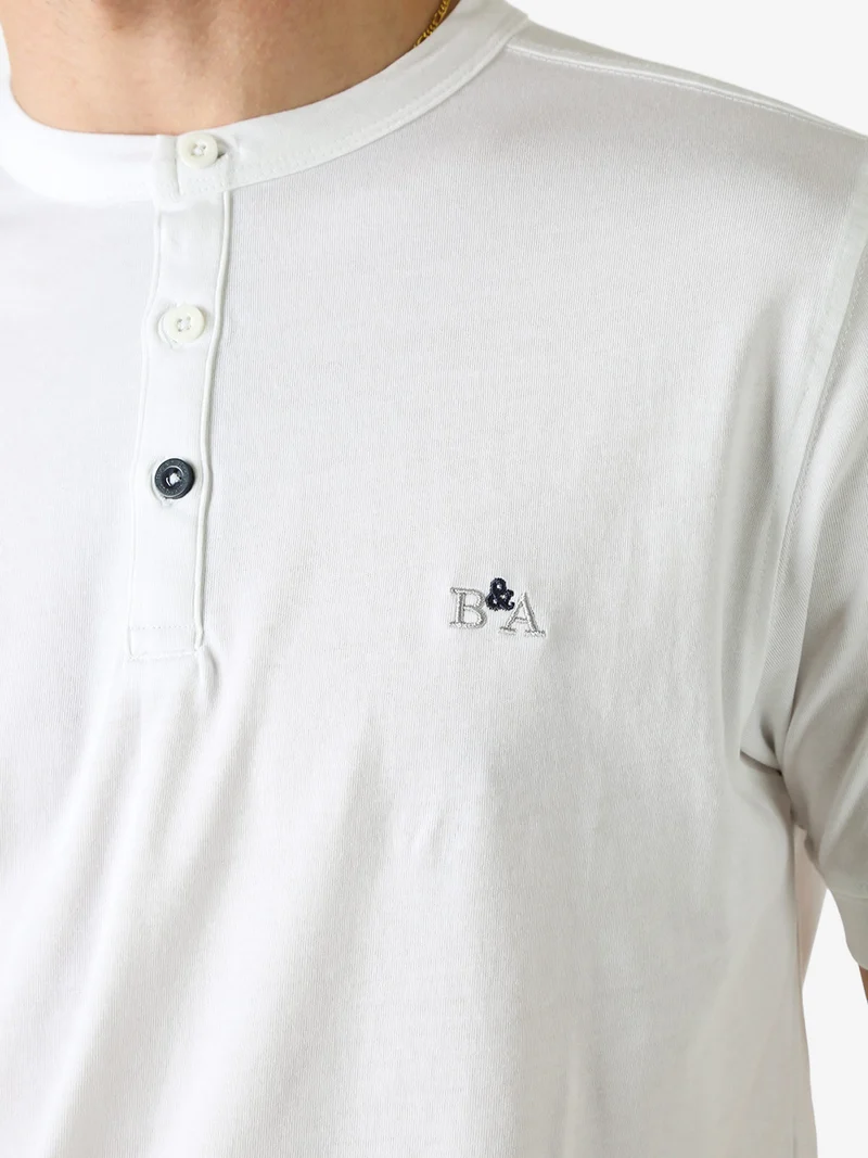 T-shirt da uomo in cotone con bottoncini sullo scollo - bianco