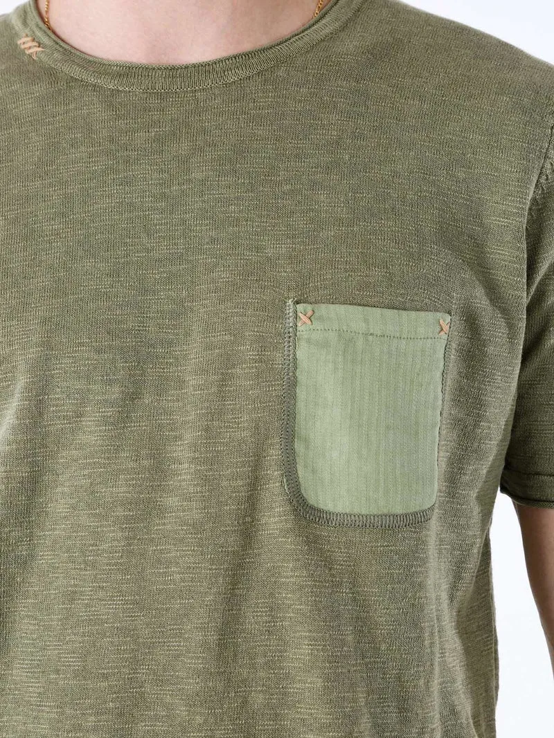 T-shirt da uomo in maglia con taschino - militare