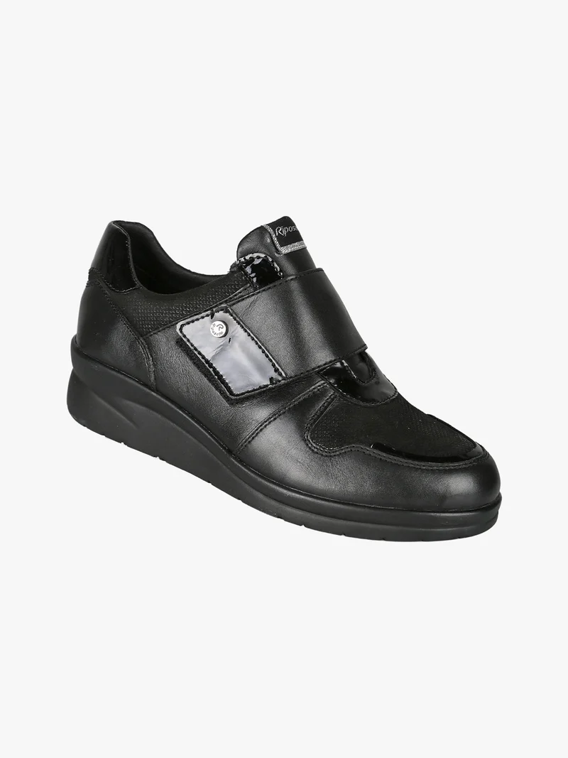 Scarpe in pelle da donna con strappo e zeppa - nero