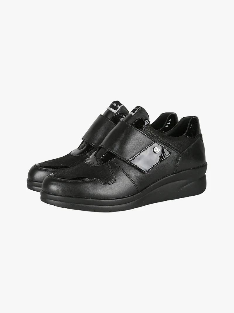 Scarpe in pelle da donna con strappo e zeppa - nero