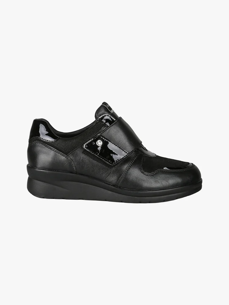 Scarpe in pelle da donna con strappo e zeppa - nero