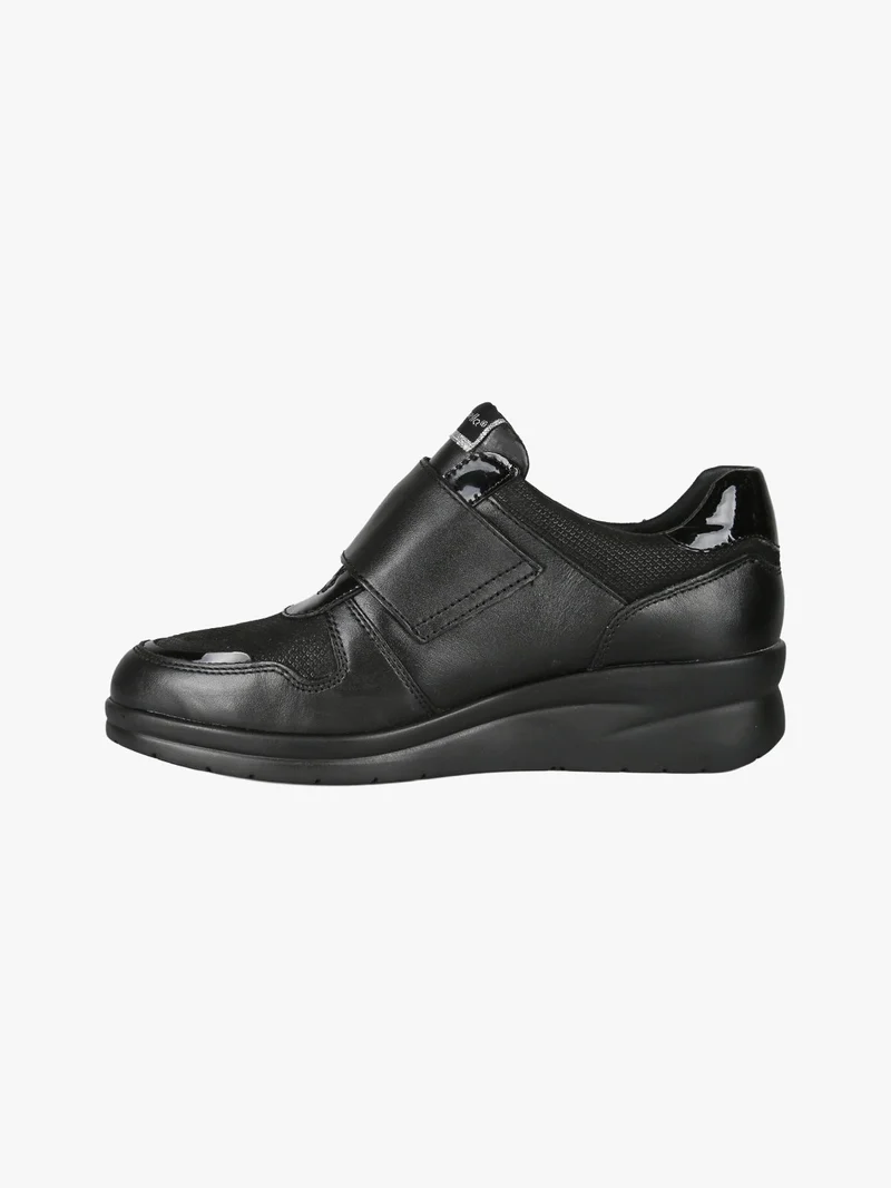 Scarpe in pelle da donna con strappo e zeppa - nero