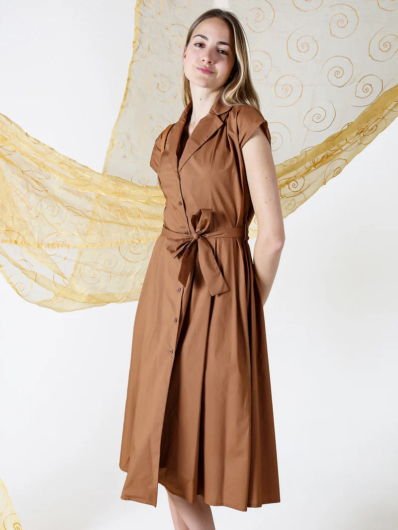 Abito a camicia da donna in cotone con maniche corte - marrone