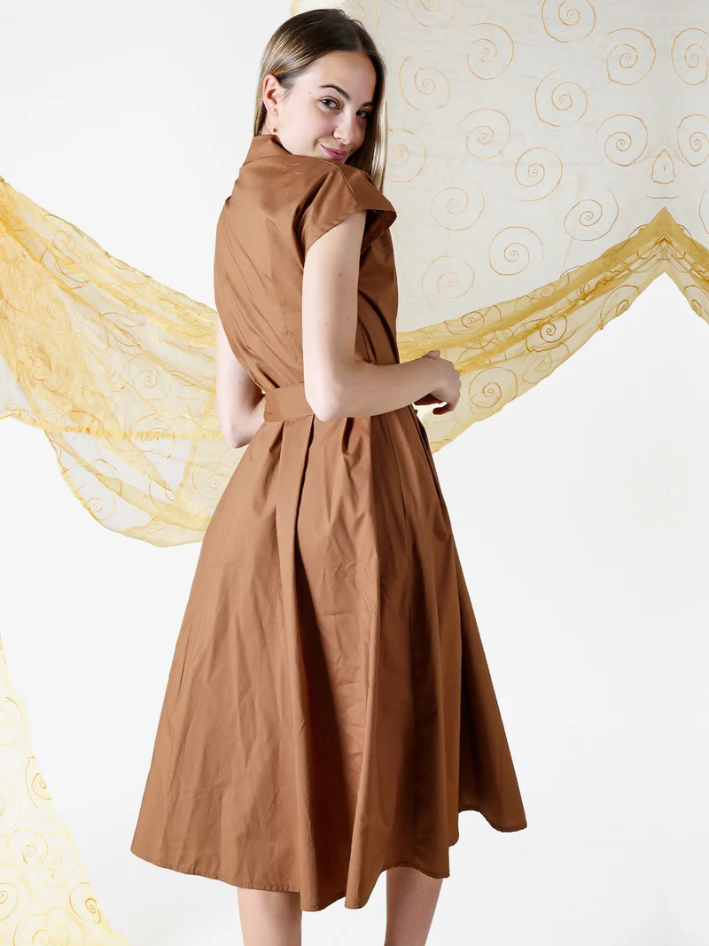 Abito a camicia da donna in cotone con maniche corte - marrone