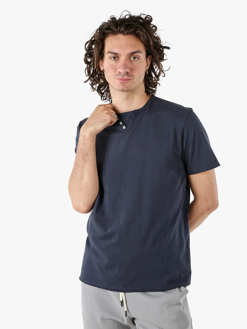 T-shirt da uomo in cotone con bottoncini sullo scollo - blu scuro