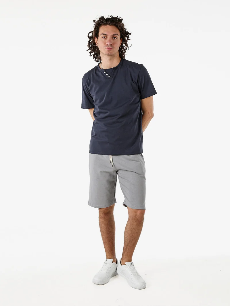T-shirt da uomo in cotone con bottoncini sullo scollo - blu scuro