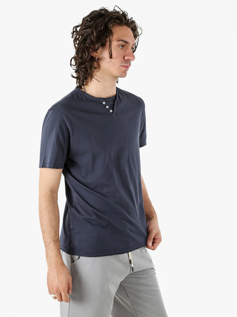 T-shirt da uomo in cotone con bottoncini sullo scollo - blu scuro