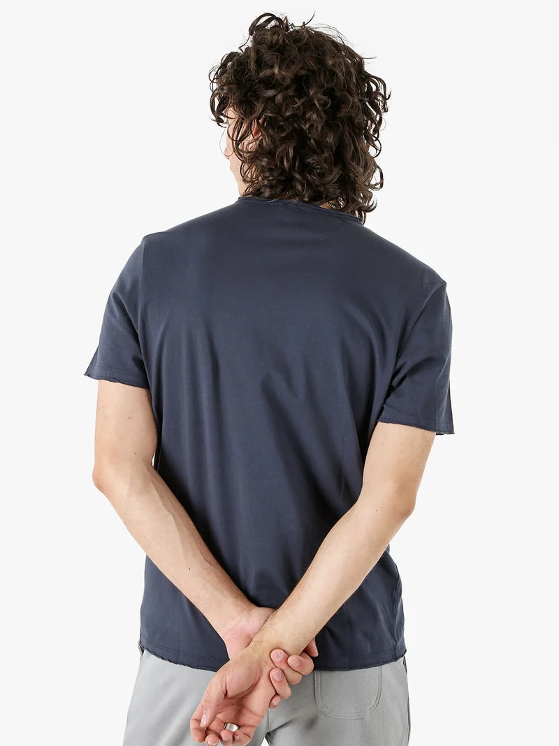 T-shirt da uomo in cotone con bottoncini sullo scollo - blu scuro
