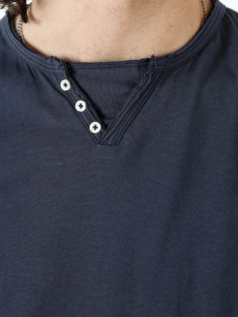 T-shirt da uomo in cotone con bottoncini sullo scollo - blu scuro