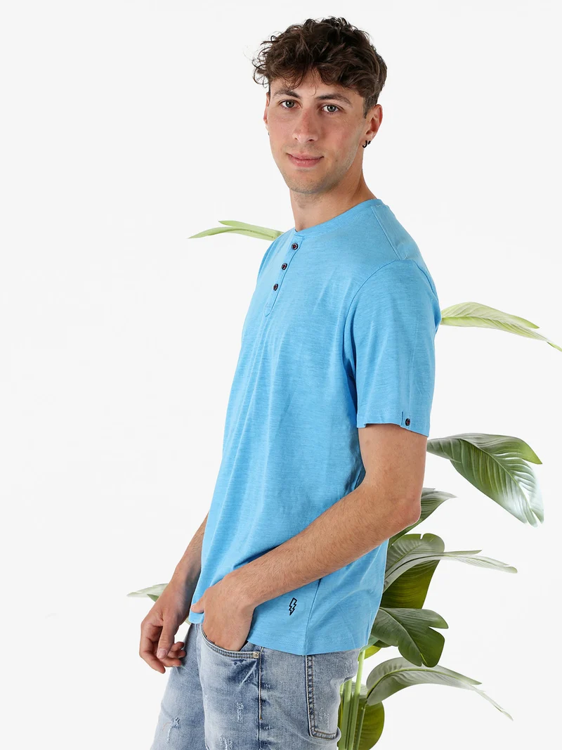 T-shirt da uomo in cotone con bottoncini sullo scollo - turchese