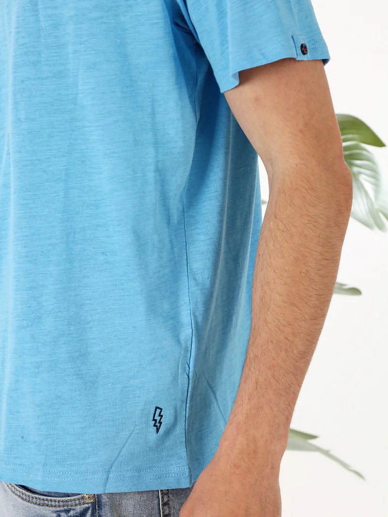 T-shirt da uomo in cotone con bottoncini sullo scollo - turchese