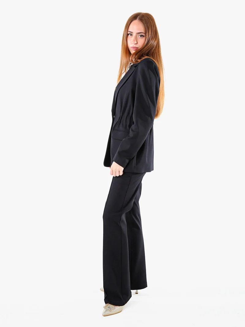 Completo elegante da donna con blazer e pantaloni con finale a zampa - nero