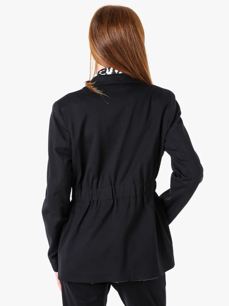 Completo elegante da donna con blazer e pantaloni con finale a zampa - nero