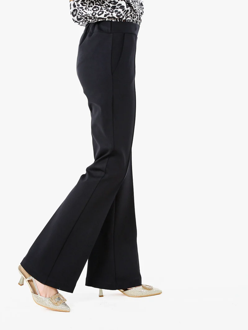 Completo elegante da donna con blazer e pantaloni con finale a zampa - nero