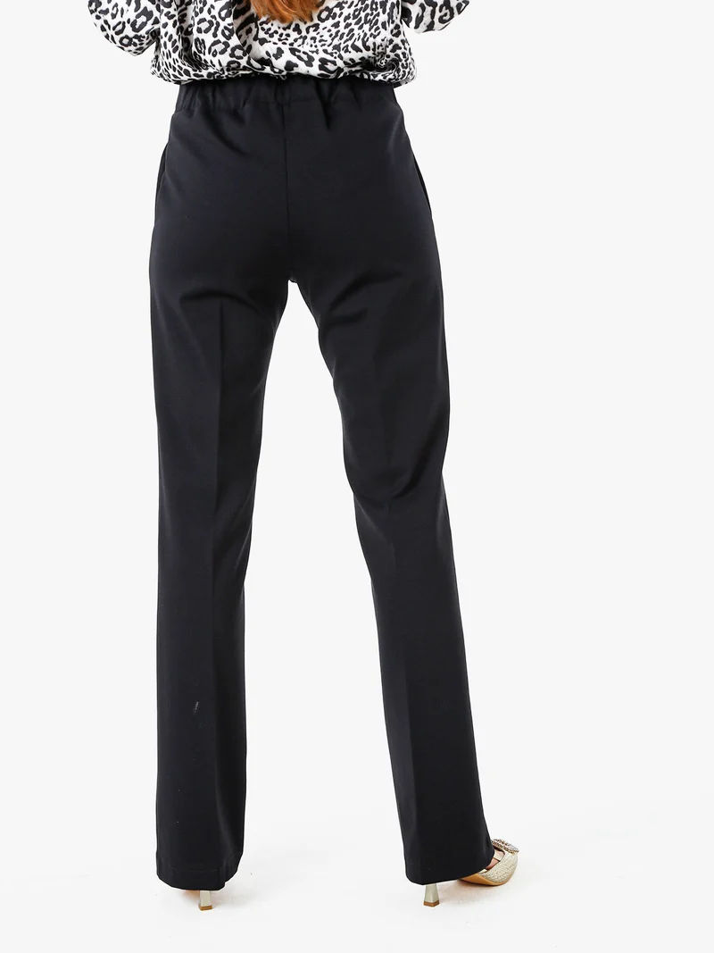 Completo elegante da donna con blazer e pantaloni con finale a zampa - nero