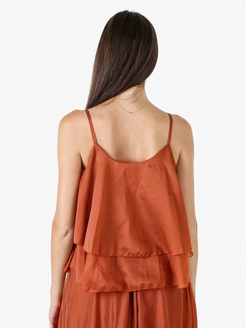 Top donna leggero con spalline strette e balza - cuoio