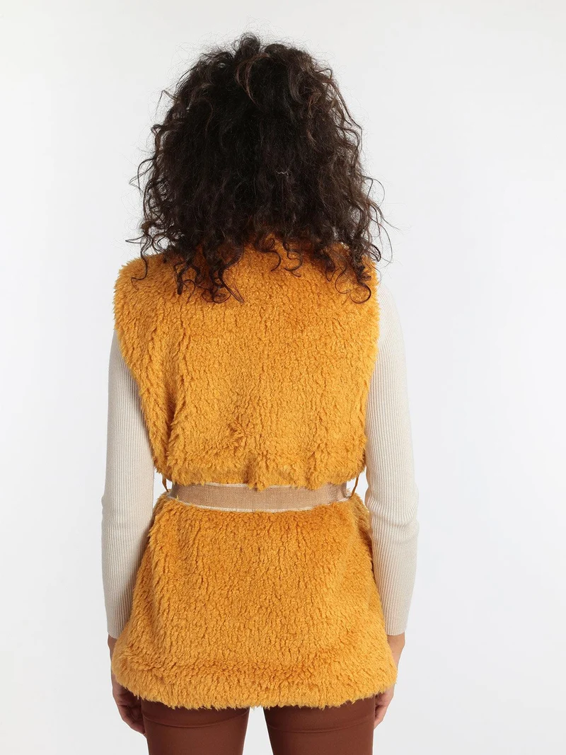 Gilet peloso con cintura - senape