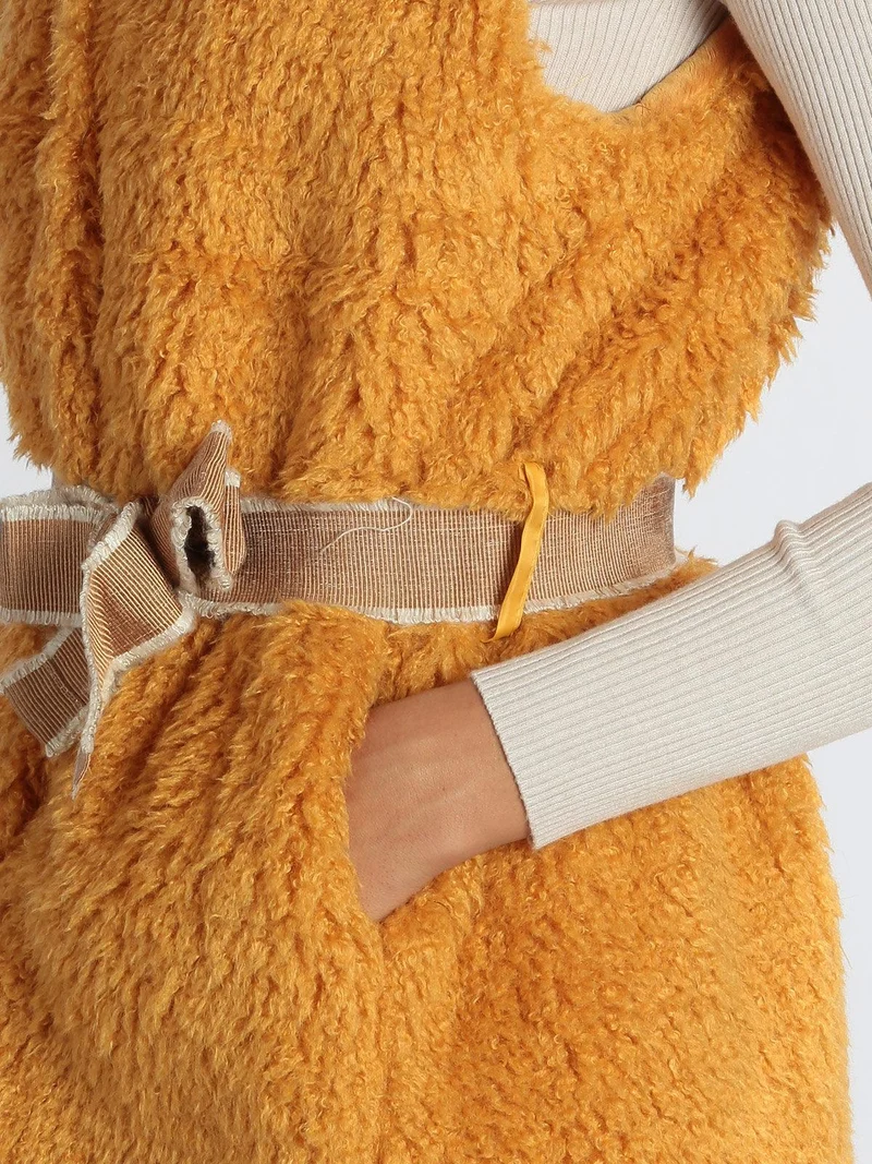 Gilet peloso con cintura - senape