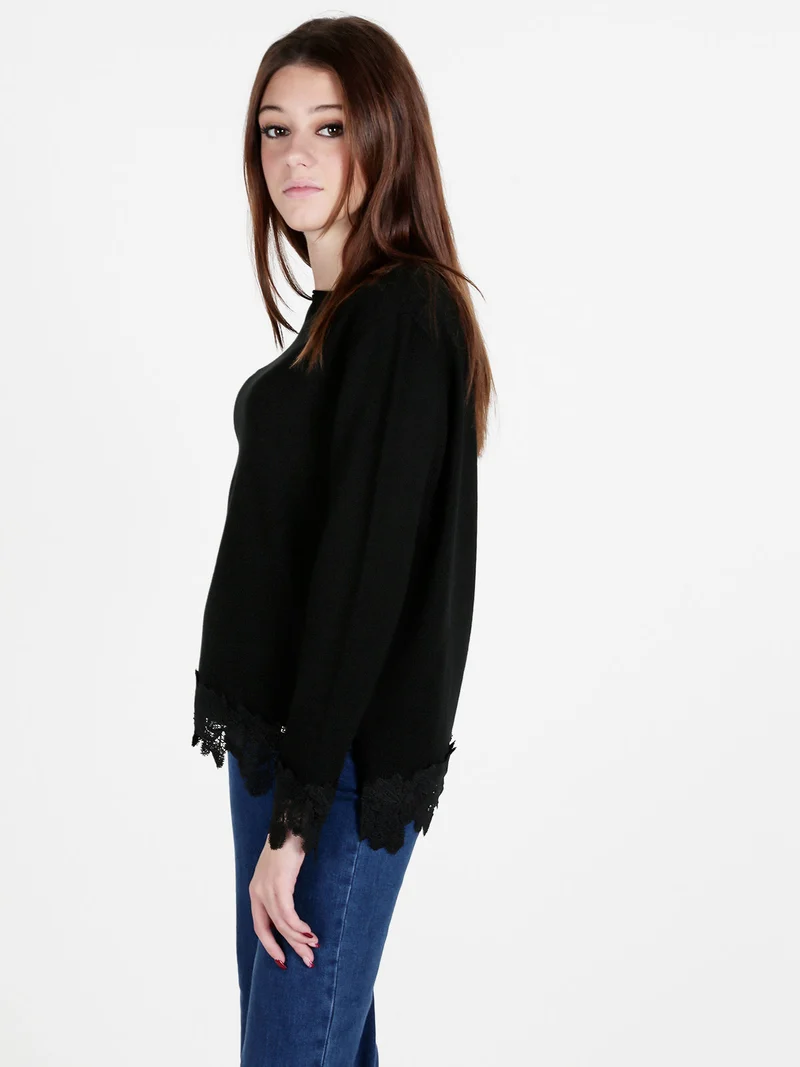 Maglia girocollo da donna con dettagli in pizzo - nero