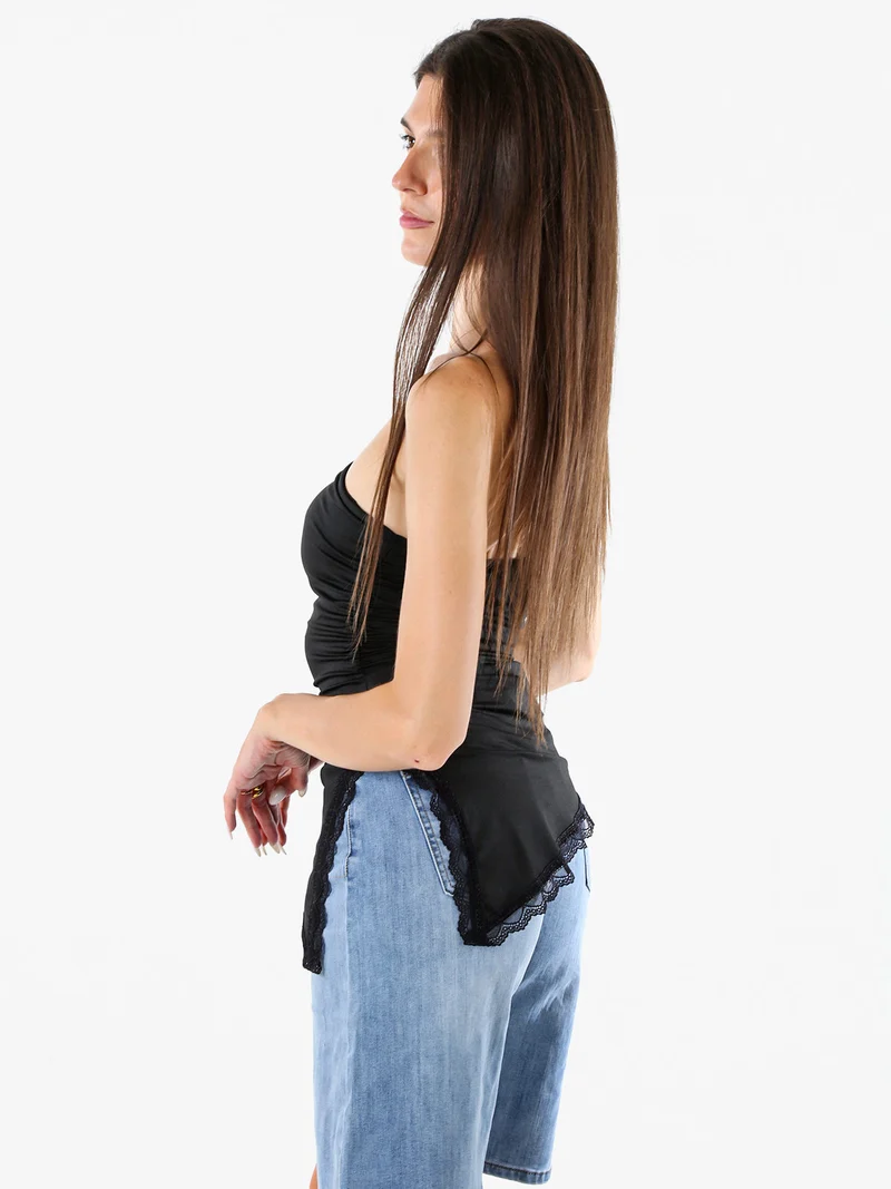 Top donna asimmetrico con scollo a fascia e bordo finale in pizzo - nero