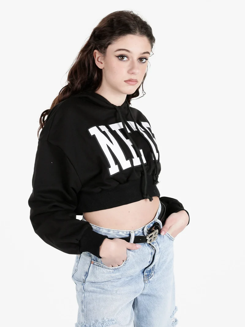Felpa cropped da donna con cappuccio - nero
