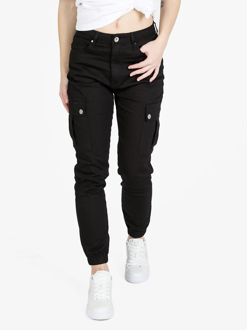 Pantaloni cargo da donna con elastico alla caviglia - nero