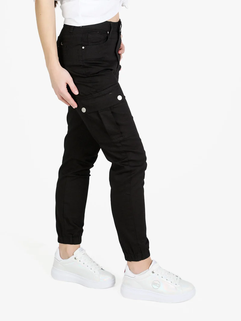Pantaloni cargo da donna con elastico alla caviglia - nero