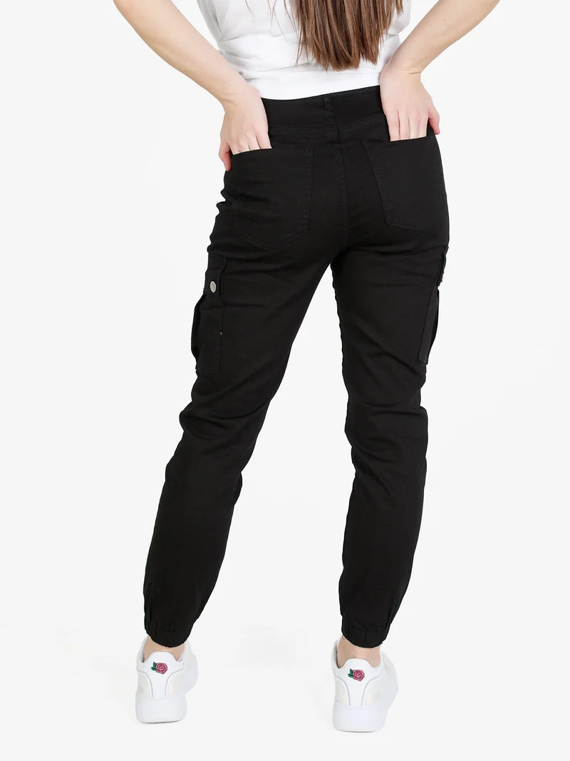 Pantaloni cargo da donna con elastico alla caviglia - nero