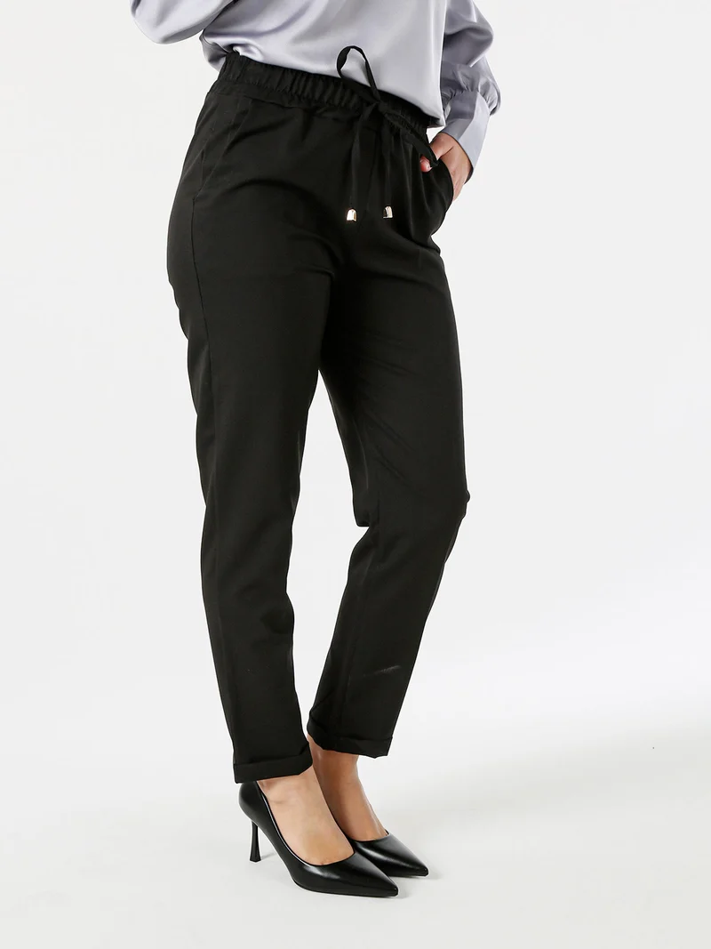 Pantaloni donna casual con elastico in vita e risvolto sul finale - nero