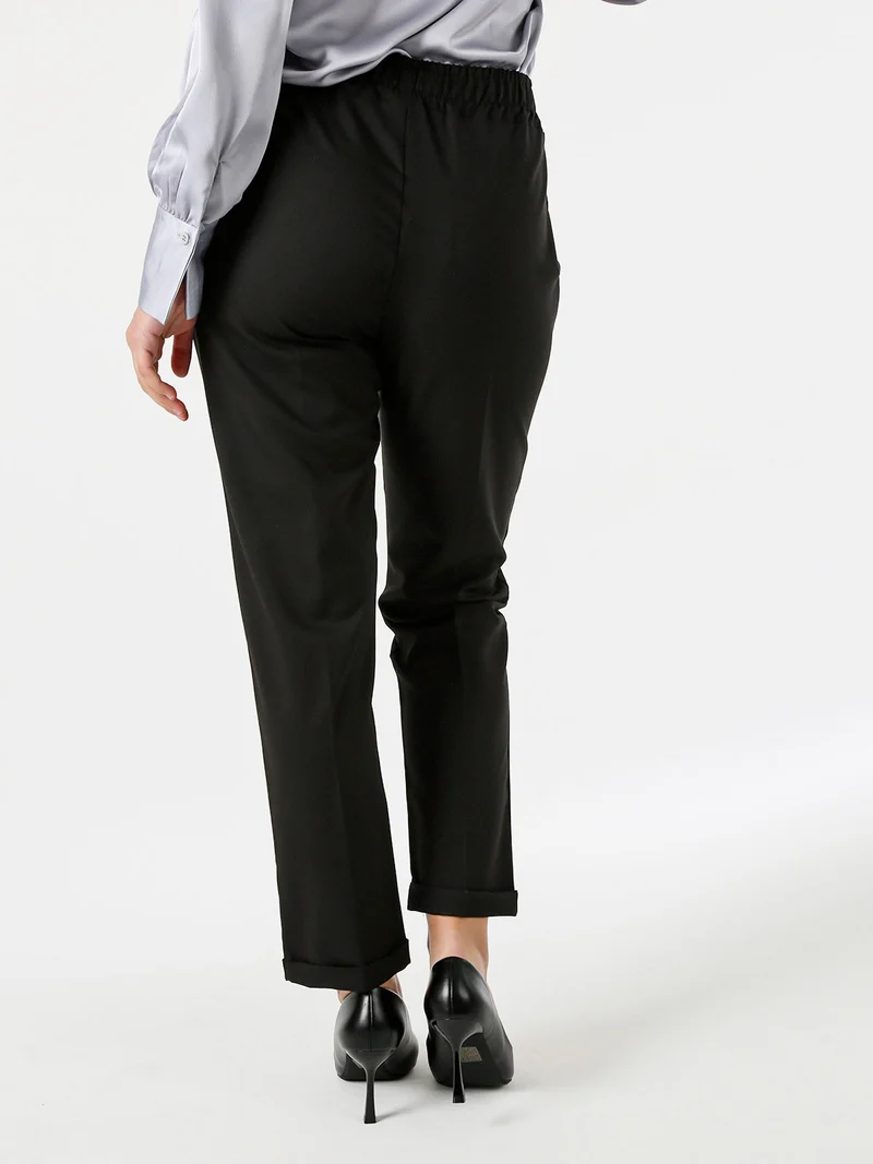 Pantaloni donna casual con elastico in vita e risvolto sul finale - nero
