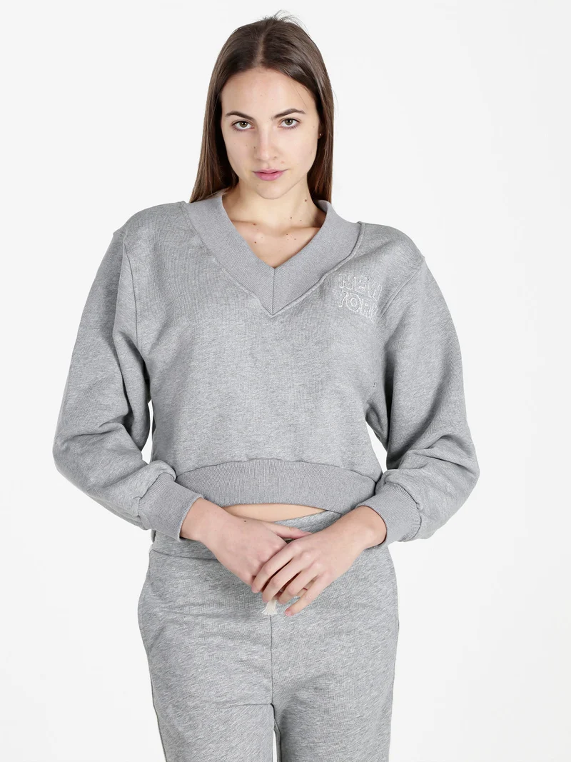 Felpa cropped da donna con scollo a V - grigio