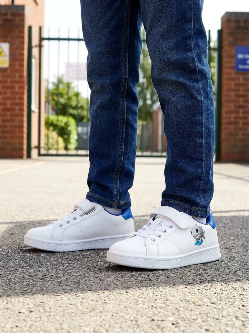 Sneakers basse da ragazzo con cinturino a strappo - bianco