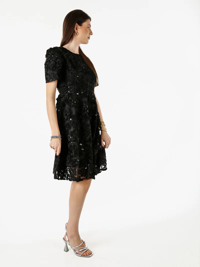 Abito donna in tulle con ricami a fiori e maniche corte - nero