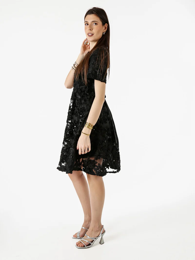 Abito donna in tulle con ricami a fiori e maniche corte - nero