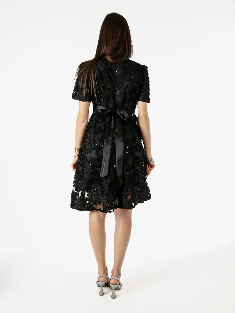Abito donna in tulle con ricami a fiori e maniche corte - nero